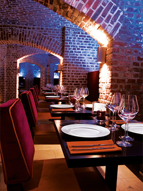 gedeckte Tische in einem Restaurant / Bistro in angenehmer Atmosphäre